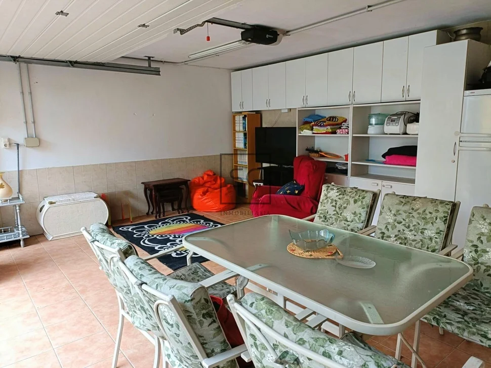 Adosado en cedeira con patio y bodegas