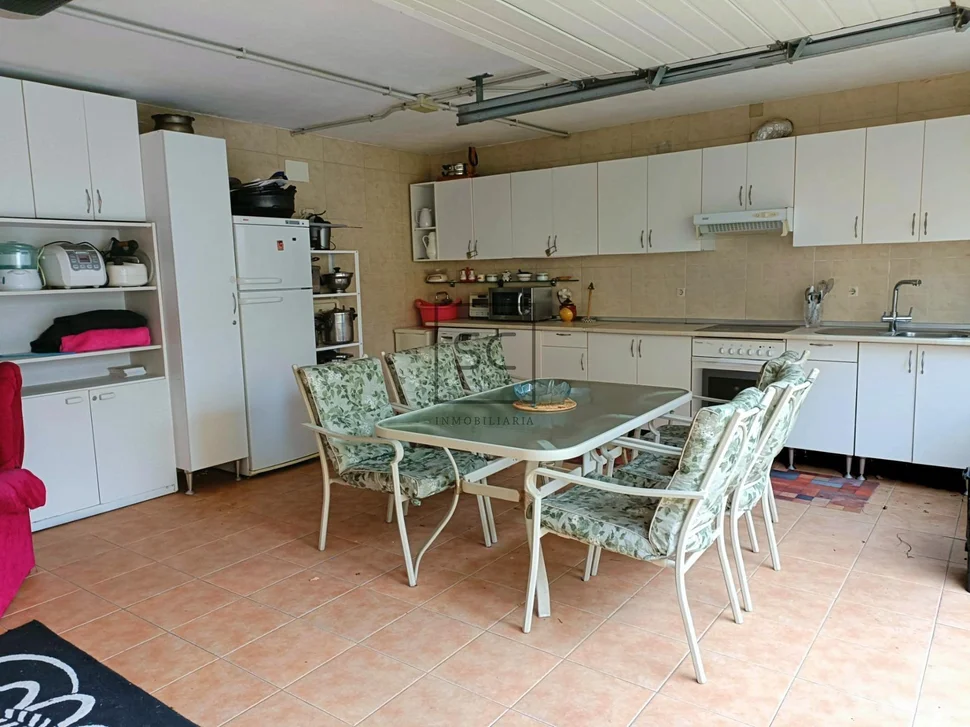 Adosado en cedeira con patio y bodegas