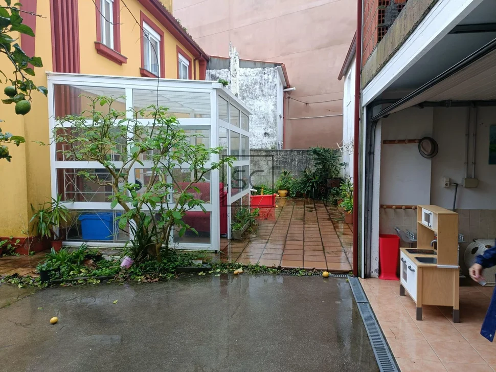 Adosado en cedeira con patio y bodegas