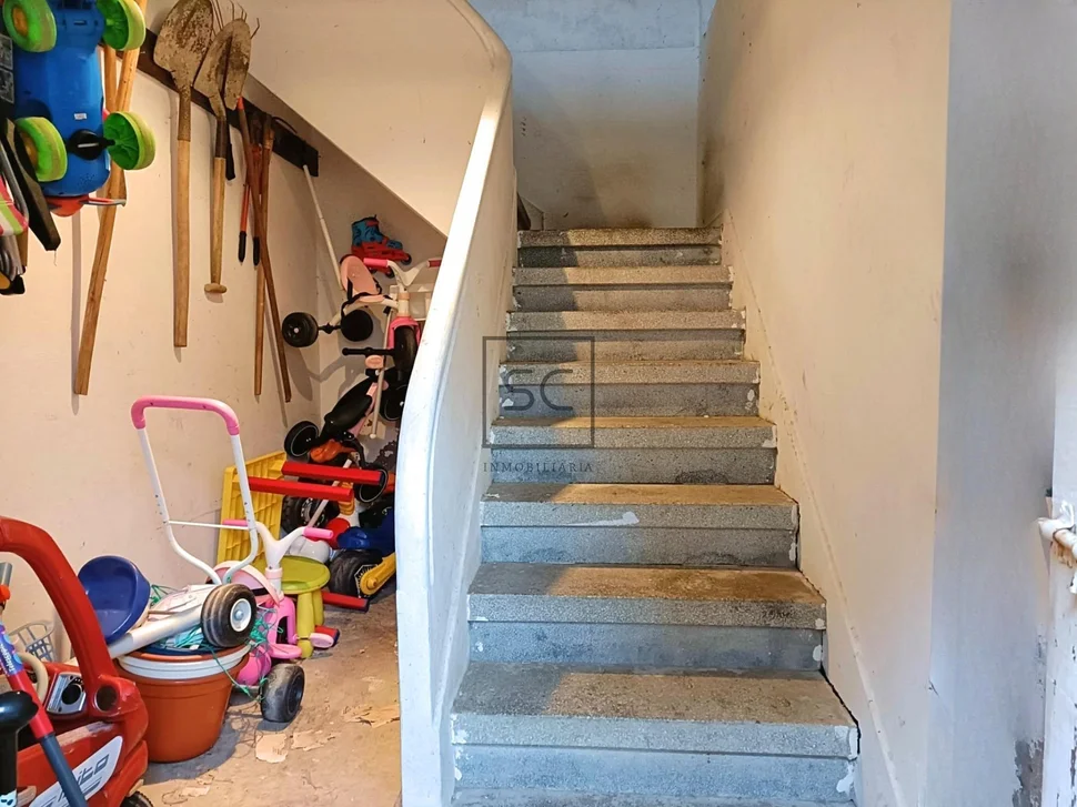 Adosado en cedeira con patio y bodegas