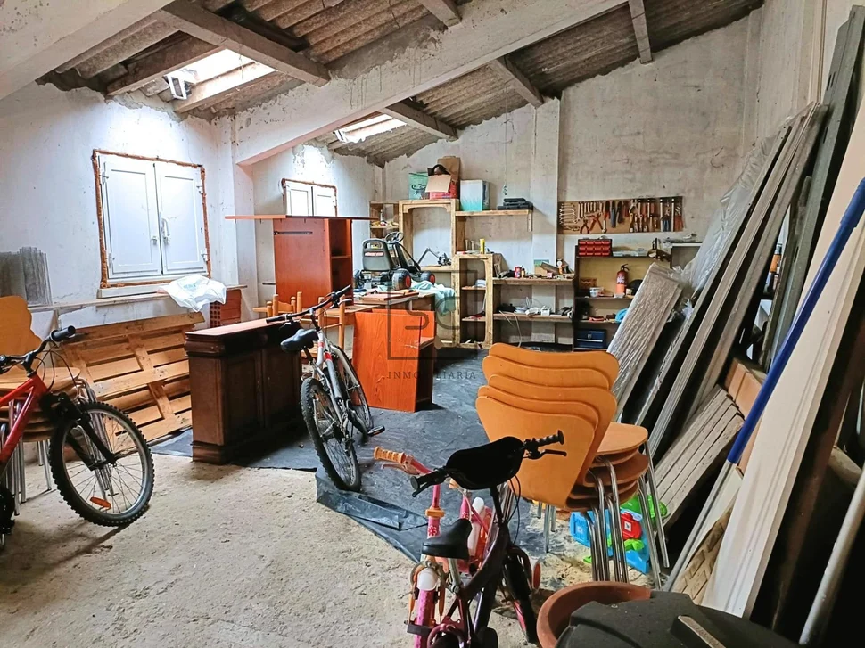 Adosado en cedeira con patio y bodegas