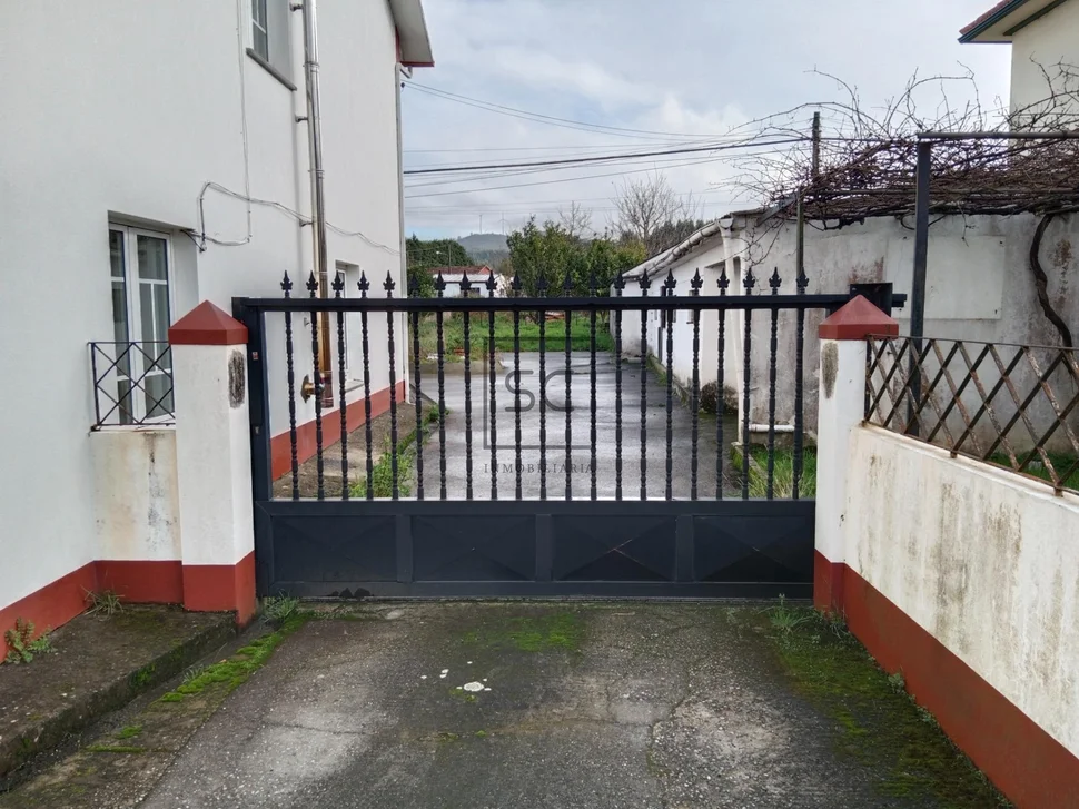 Casa con bodegas y nave en sequeiro-valdoviño