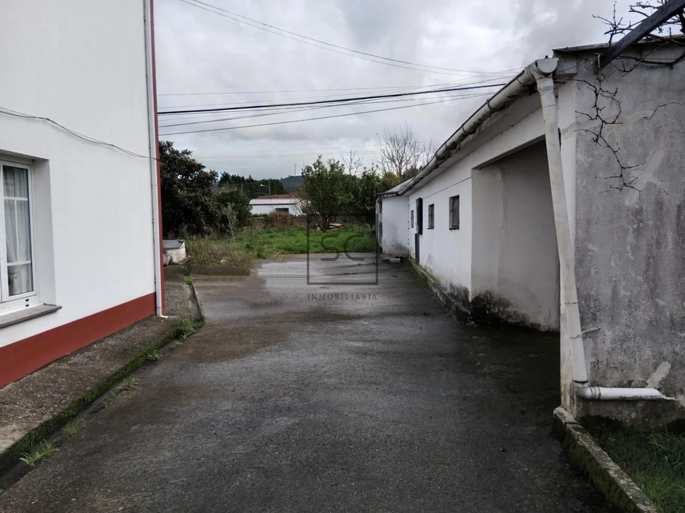 Casa con bodegas y nave en sequeiro-valdoviño