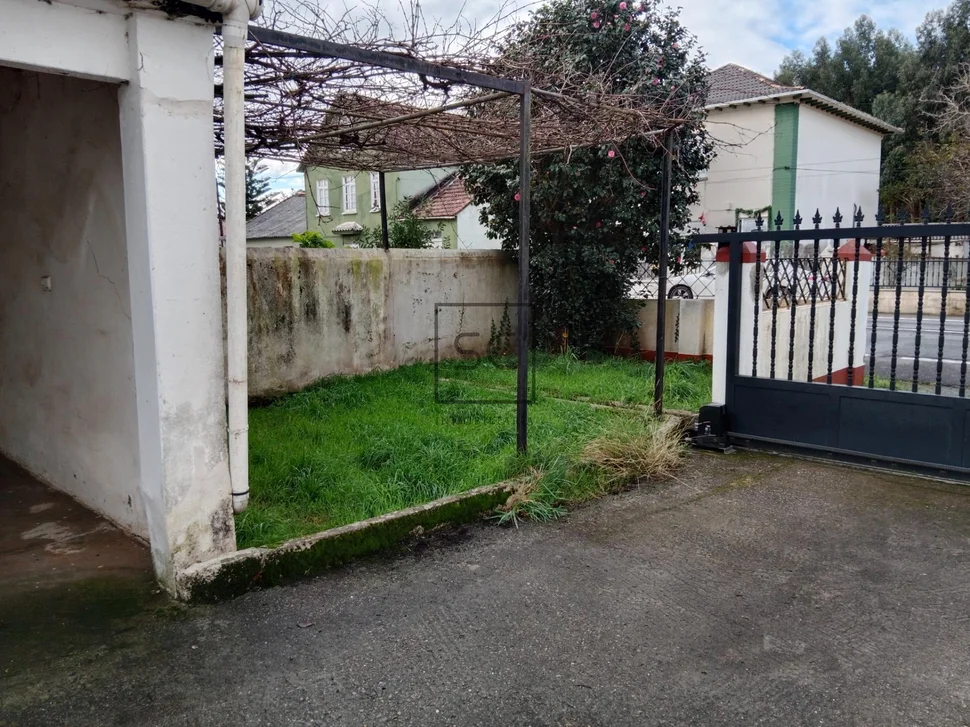 Casa con bodegas y nave en sequeiro-valdoviño