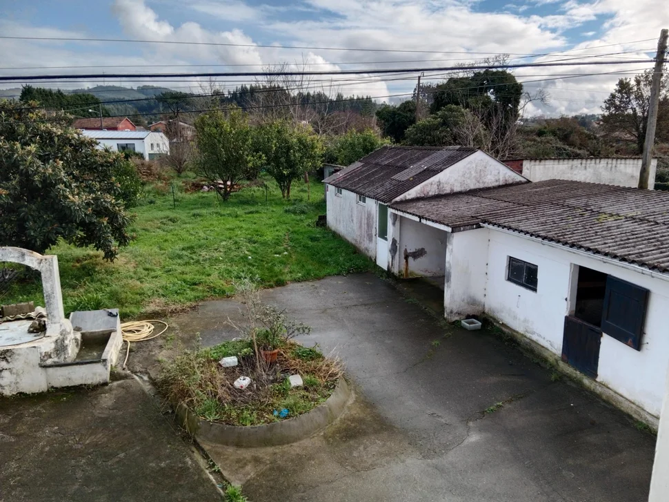 Casa con bodegas y nave en sequeiro-valdoviño