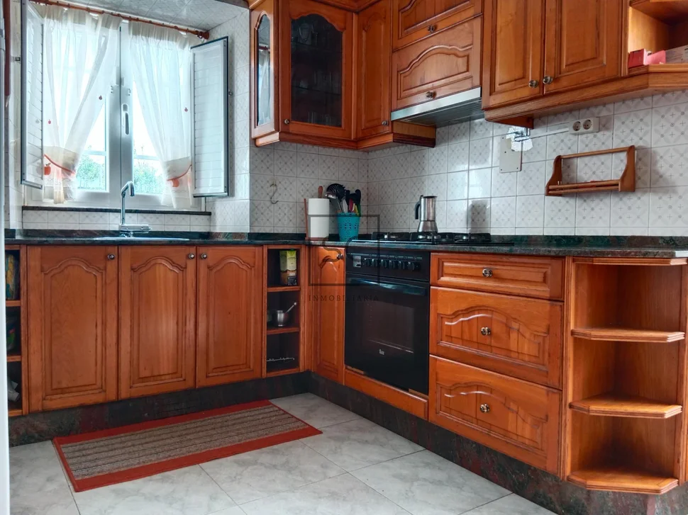 Casa con bodegas y nave en sequeiro-valdoviño