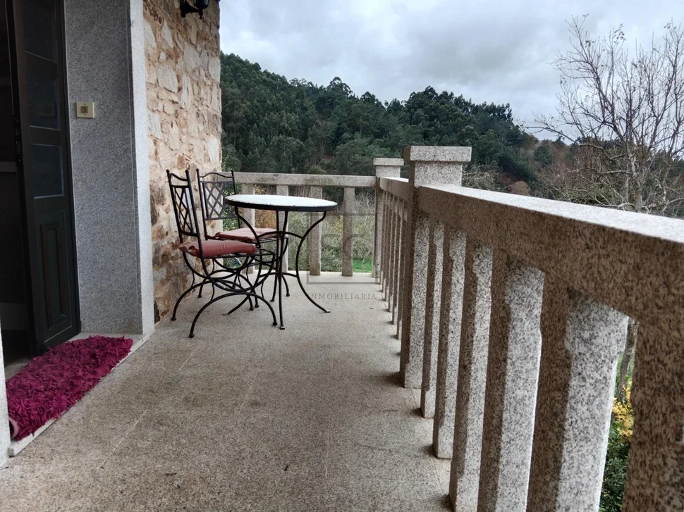 Vivienda con terraza y finca en vilarmaior