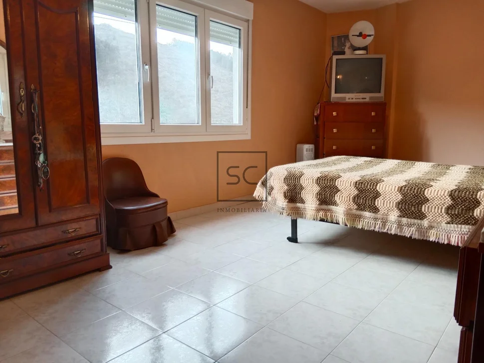 Casa con finca y hórreo en soesto-laxe