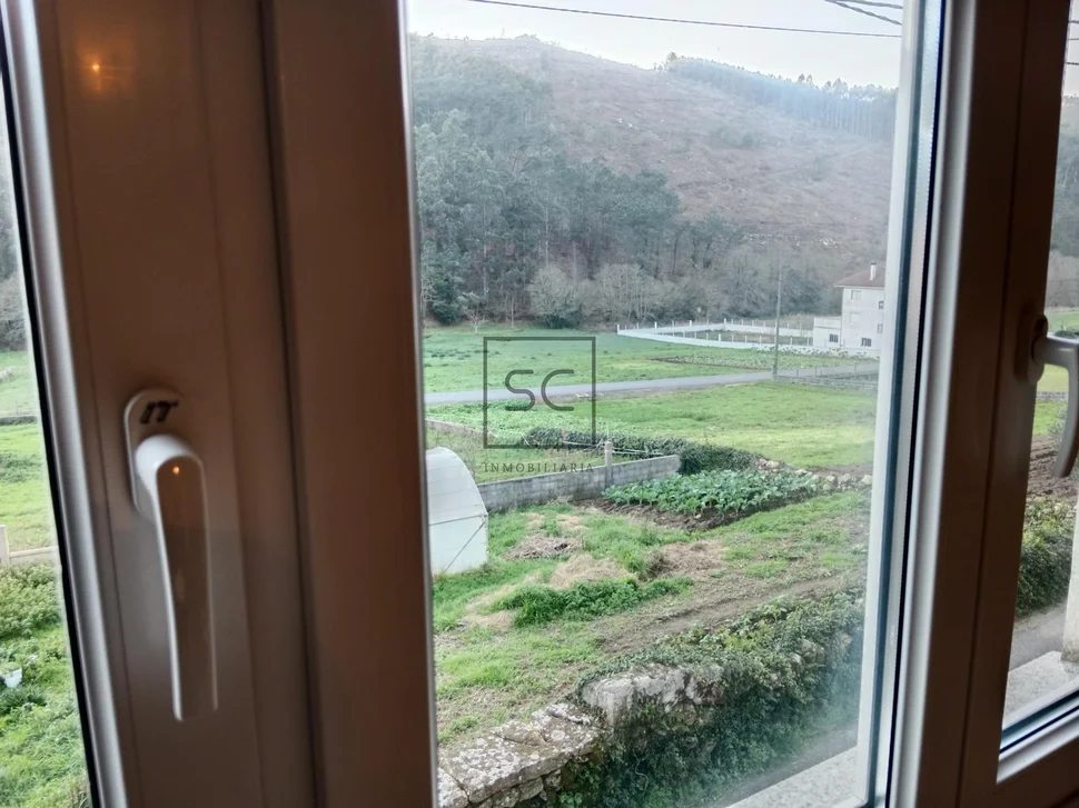 Casa con finca y hórreo en soesto-laxe