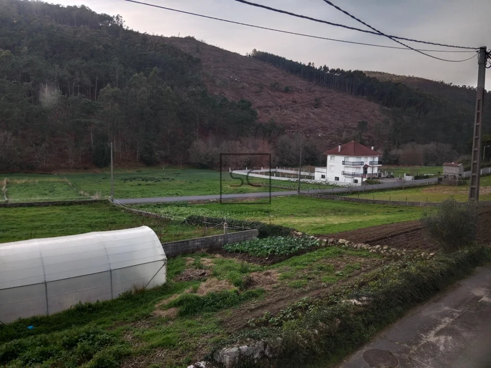 Casa con finca y hórreo en soesto-laxe
