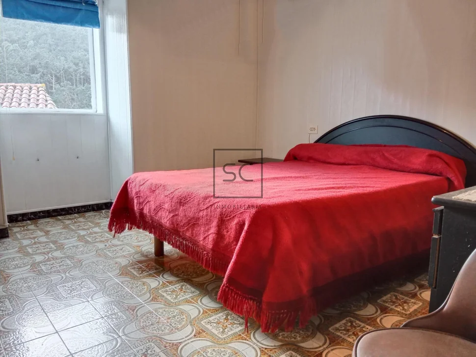 Casa con finca y hórreo en soesto-laxe