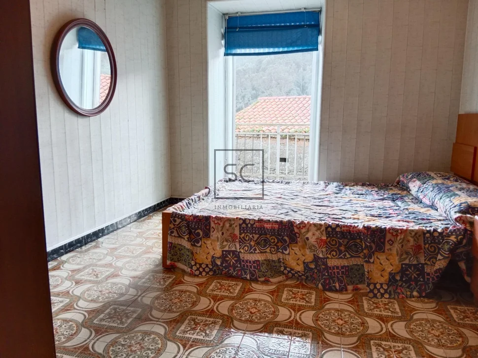 Casa con finca y hórreo en soesto-laxe