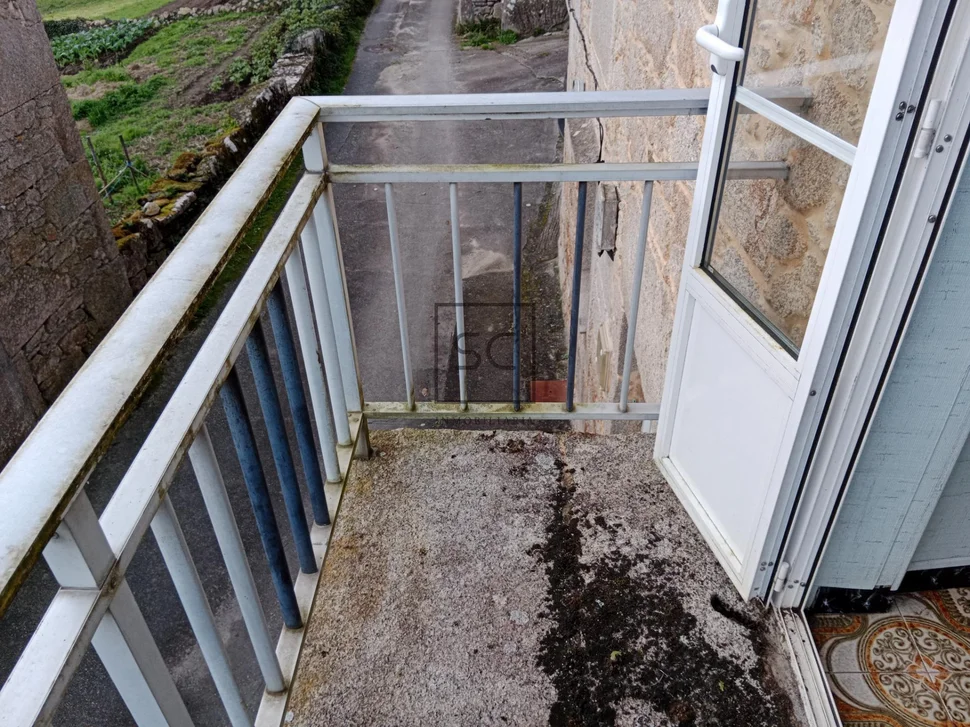 Casa con finca y hórreo en soesto-laxe