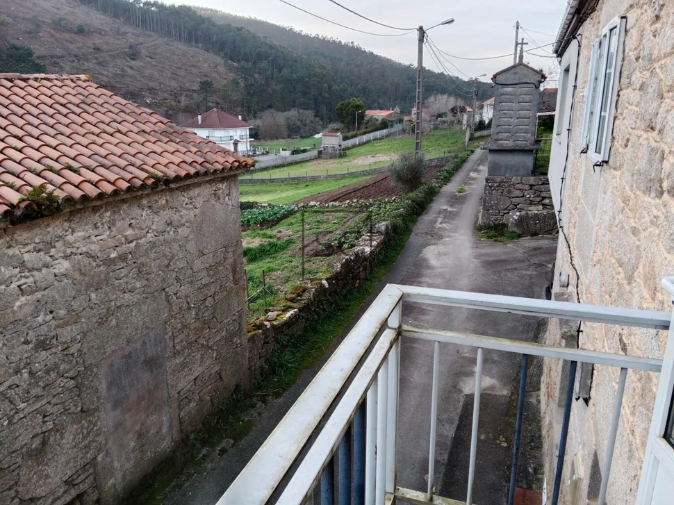 Casa con finca y hórreo en soesto-laxe
