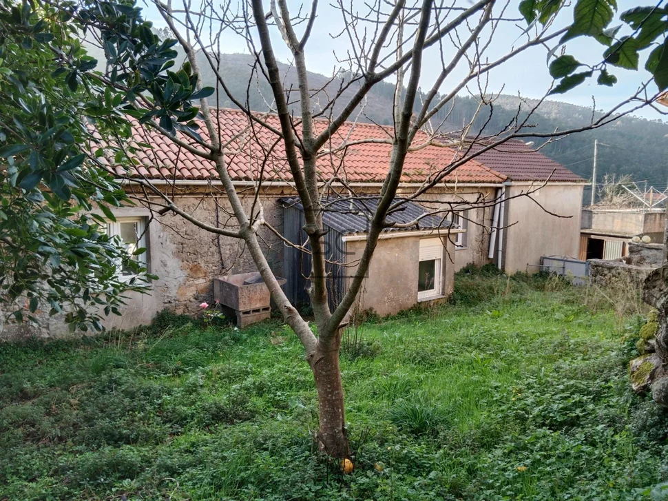 Casa con finca y hórreo en soesto-laxe