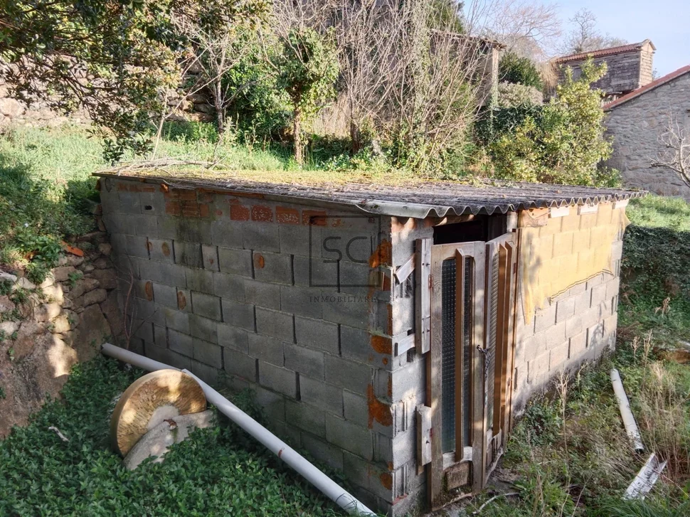 Casa con finca y hórreo en soesto-laxe