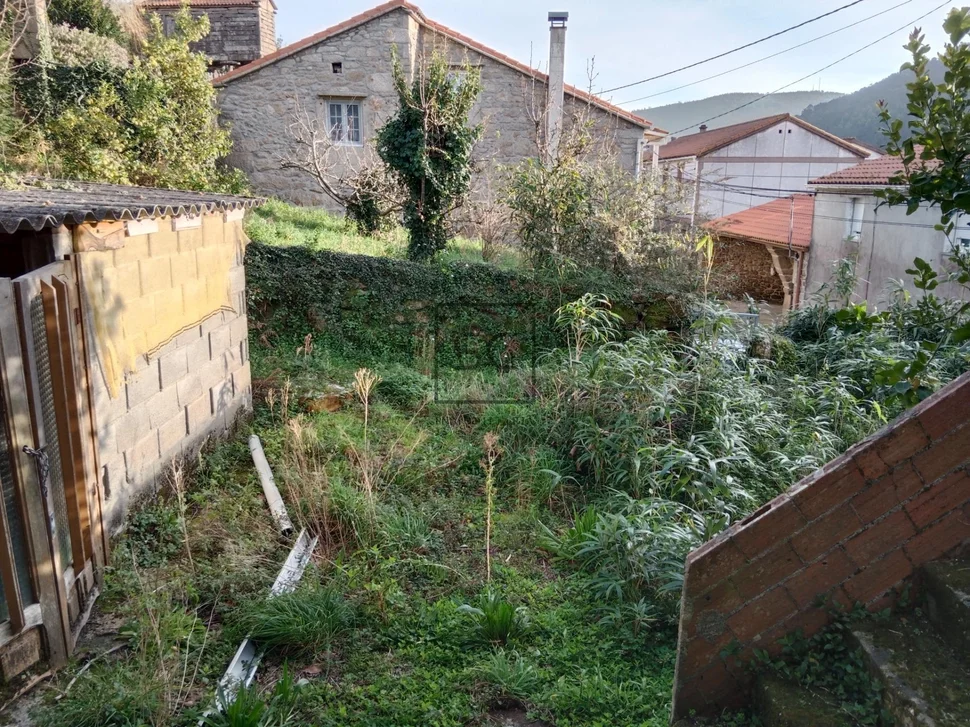 Casa con finca y hórreo en soesto-laxe