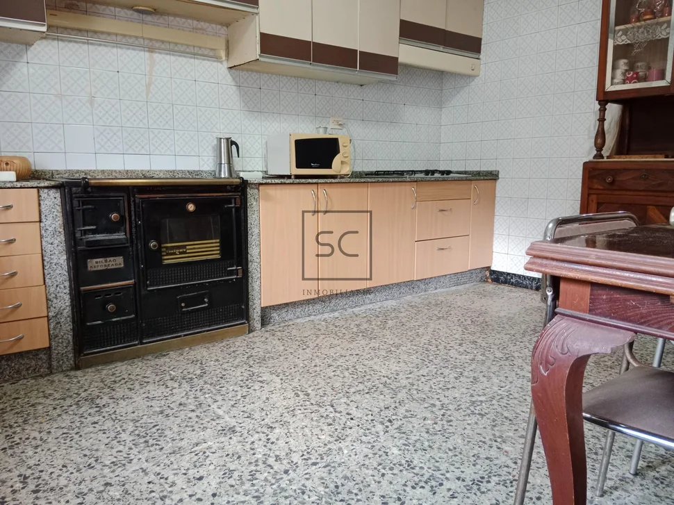 Casa con finca y hórreo en soesto-laxe