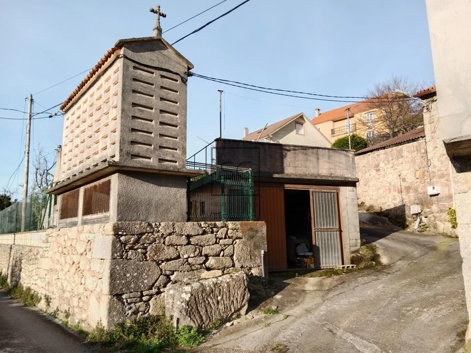 Casa con finca y hórreo en soesto-laxe