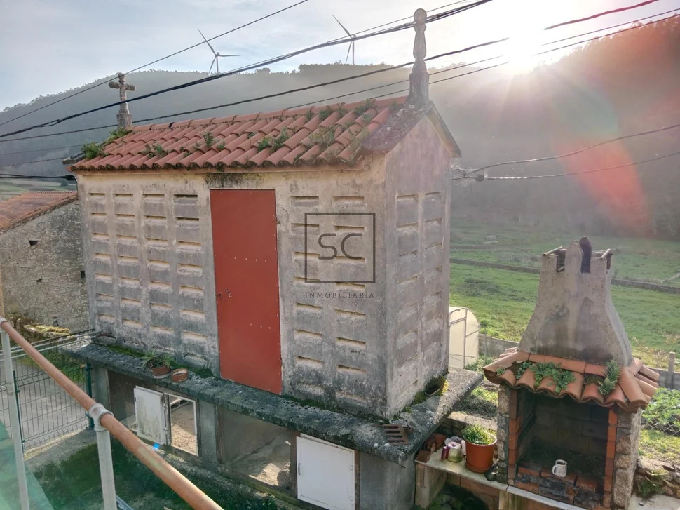 Casa con finca y hórreo en soesto-laxe