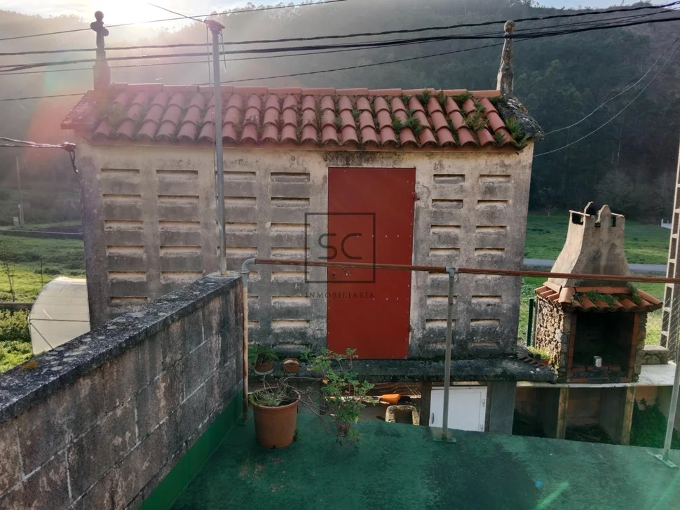 Casa con finca y hórreo en soesto-laxe