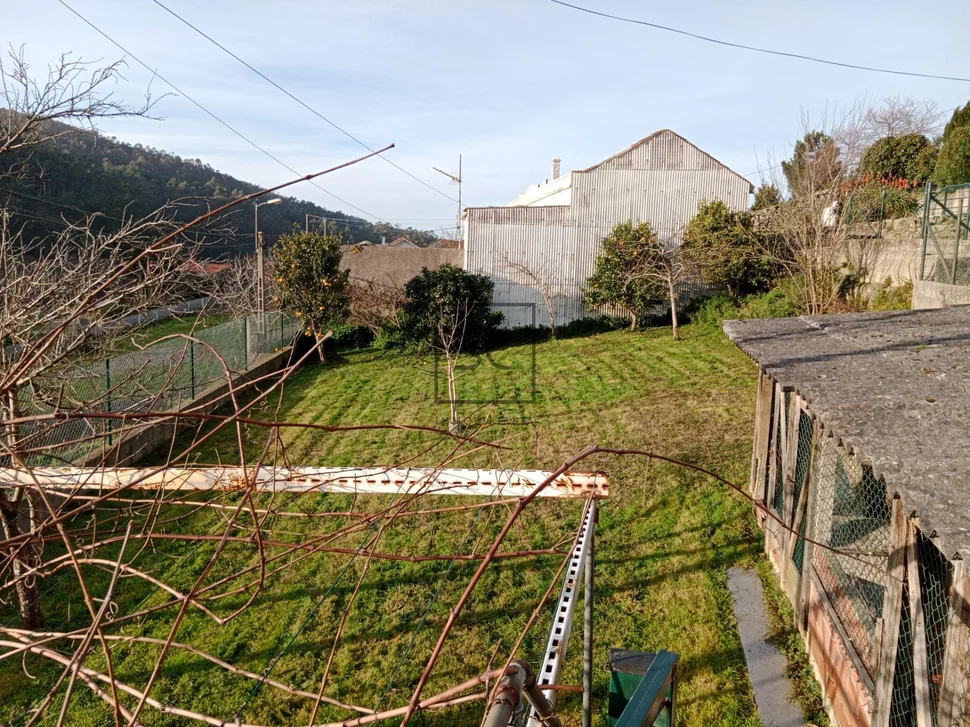 Casa con finca y hórreo en soesto-laxe