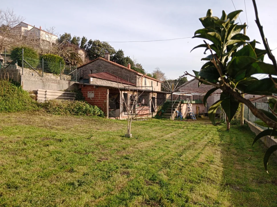 Casa con finca y hórreo en soesto-laxe