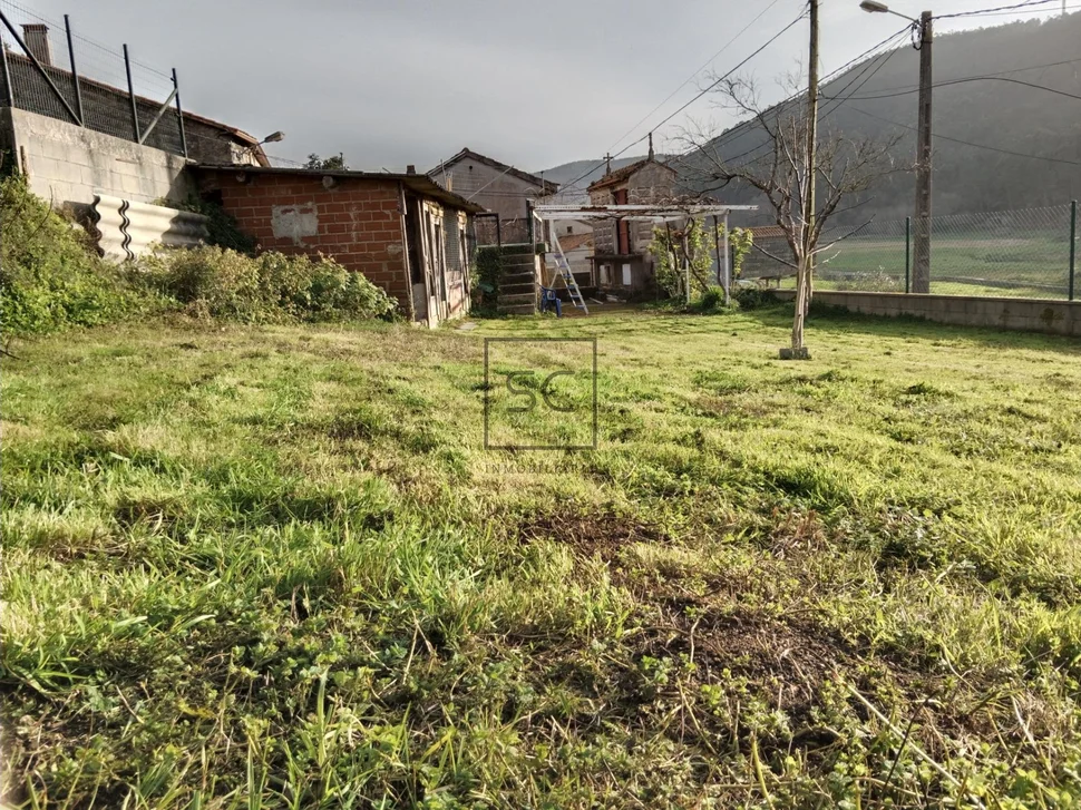 Casa con finca y hórreo en soesto-laxe