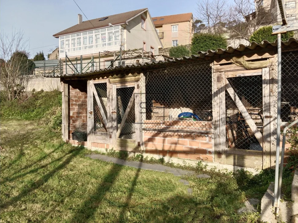 Casa con finca y hórreo en soesto-laxe