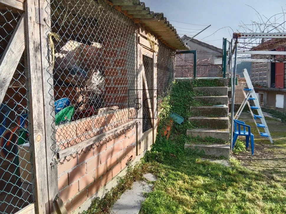 Casa con finca y hórreo en soesto-laxe