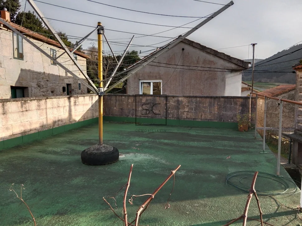 Casa con finca y hórreo en soesto-laxe