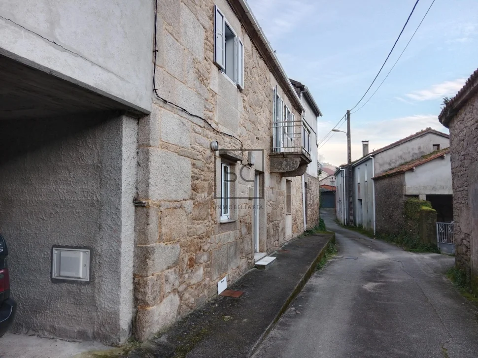 Casa con finca y hórreo en soesto-laxe