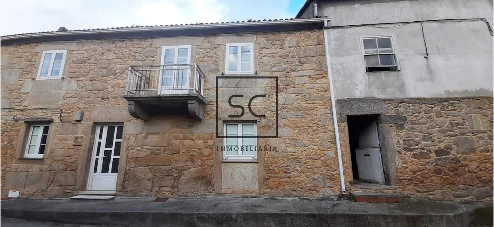 Casa con finca y hórreo en soesto-laxe