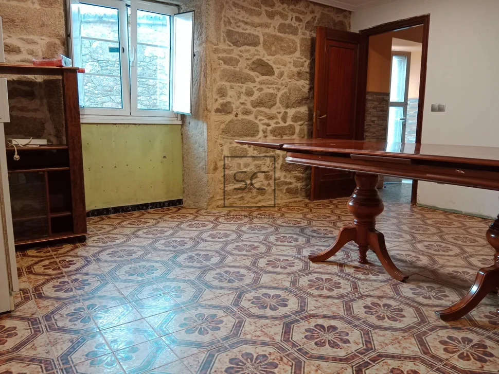 Casa con finca y hórreo en soesto-laxe