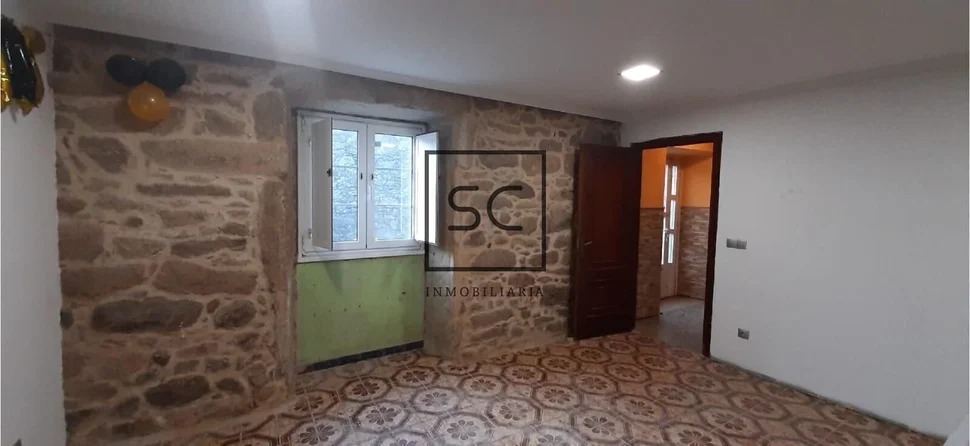 Casa con finca y hórreo en soesto-laxe