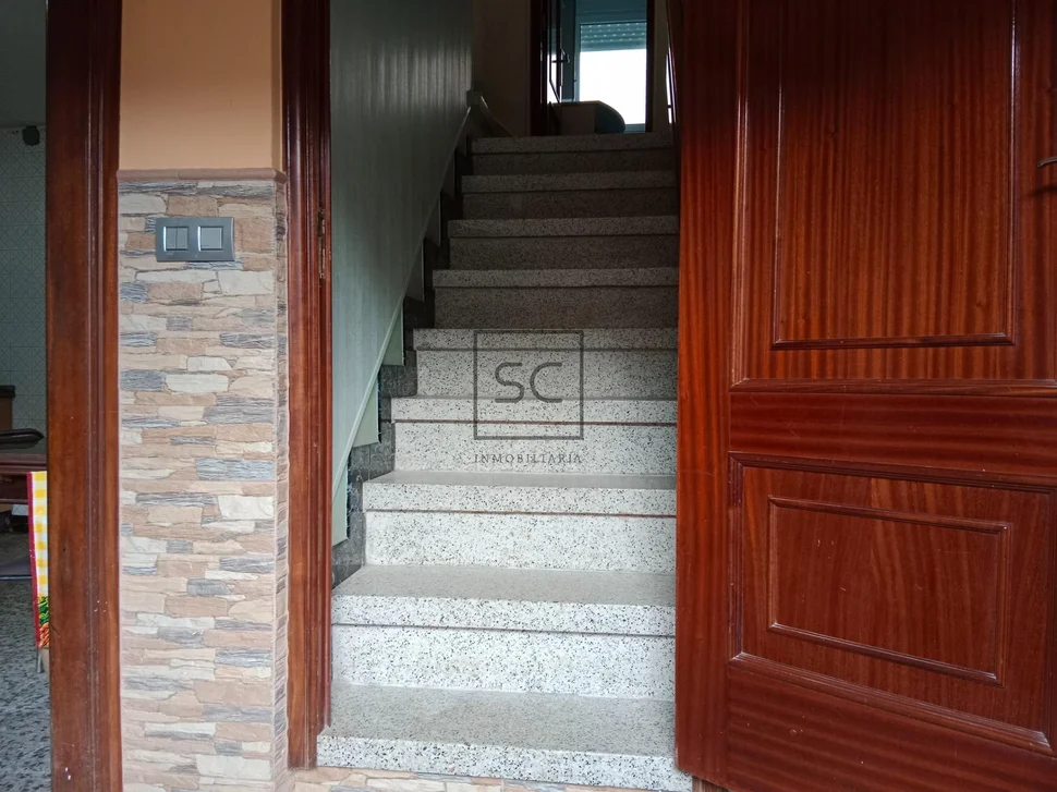 Casa con finca y hórreo en soesto-laxe