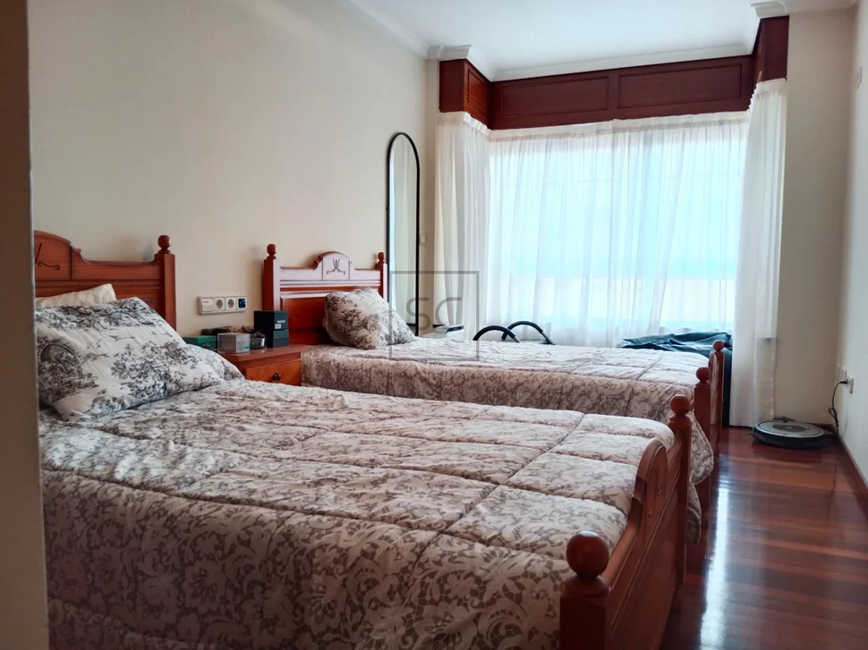 Piso con ascensor, garaje y trastero en ares