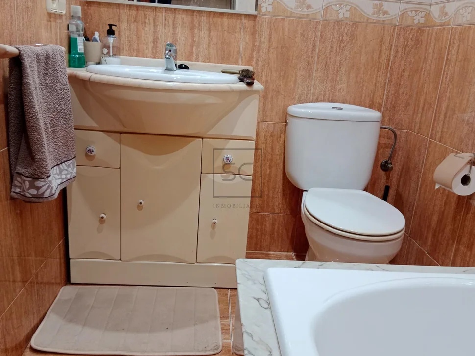 Piso con ascensor, garaje y trastero en ares