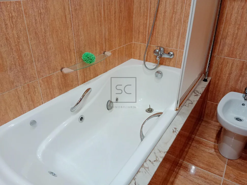 Piso con ascensor, garaje y trastero en ares