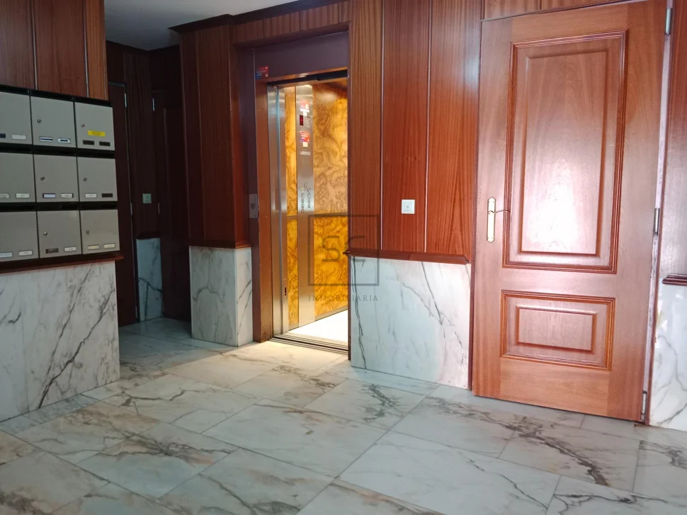 Piso con ascensor, garaje y trastero en ares