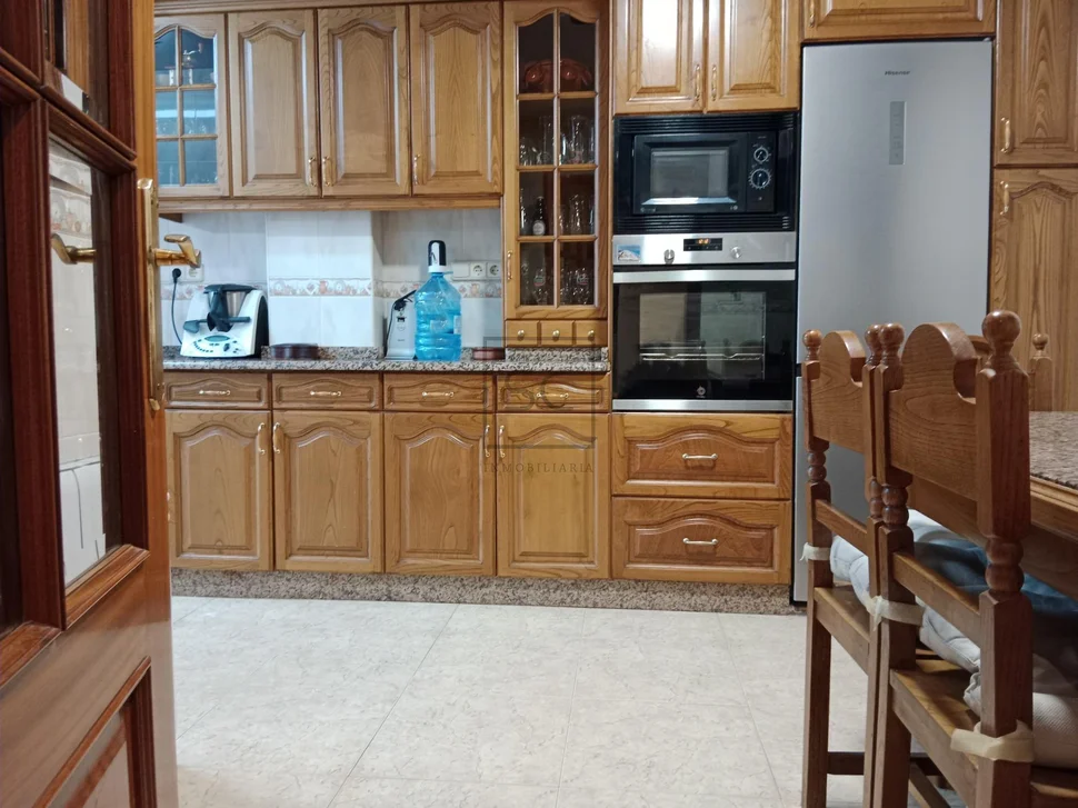 Piso con ascensor, garaje y trastero en ares