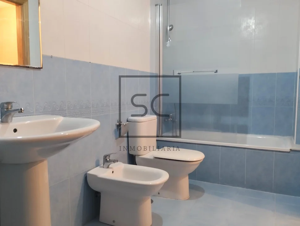 Luminoso piso con ascensor, garaje y trastero en sada