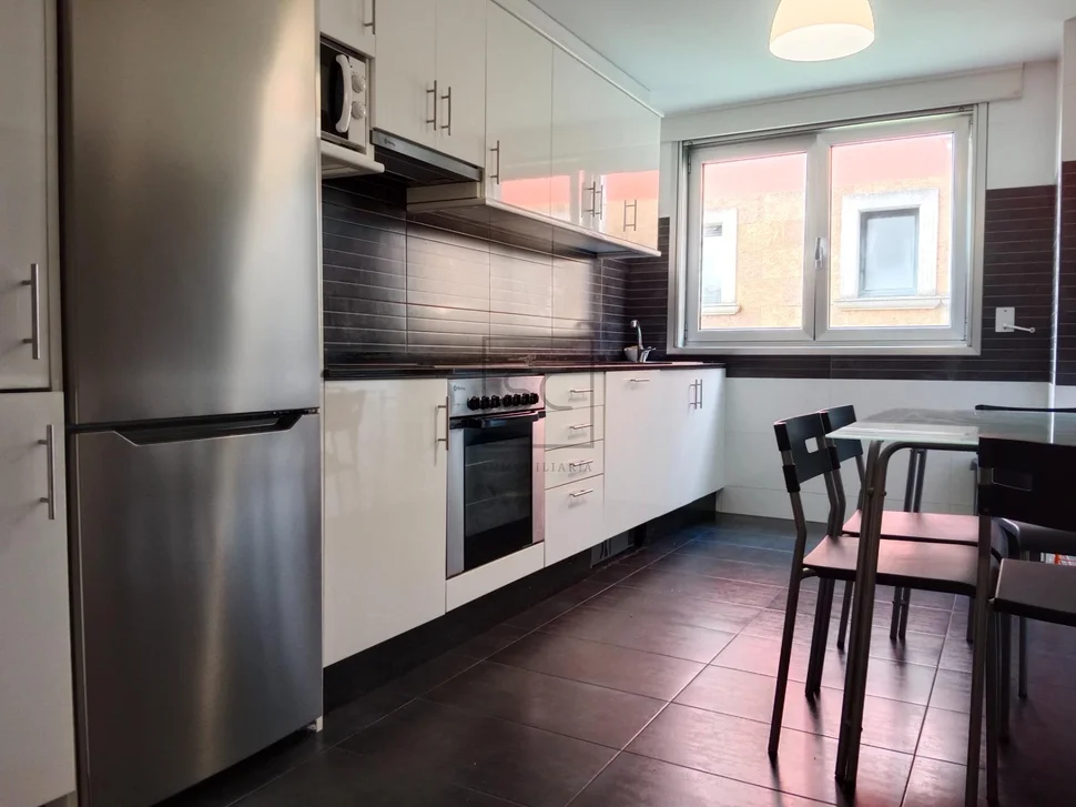 Piso con garaje y piscina comunitaria en ares