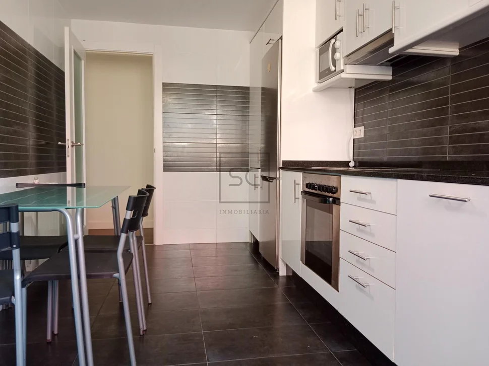 Piso con garaje y piscina comunitaria en ares