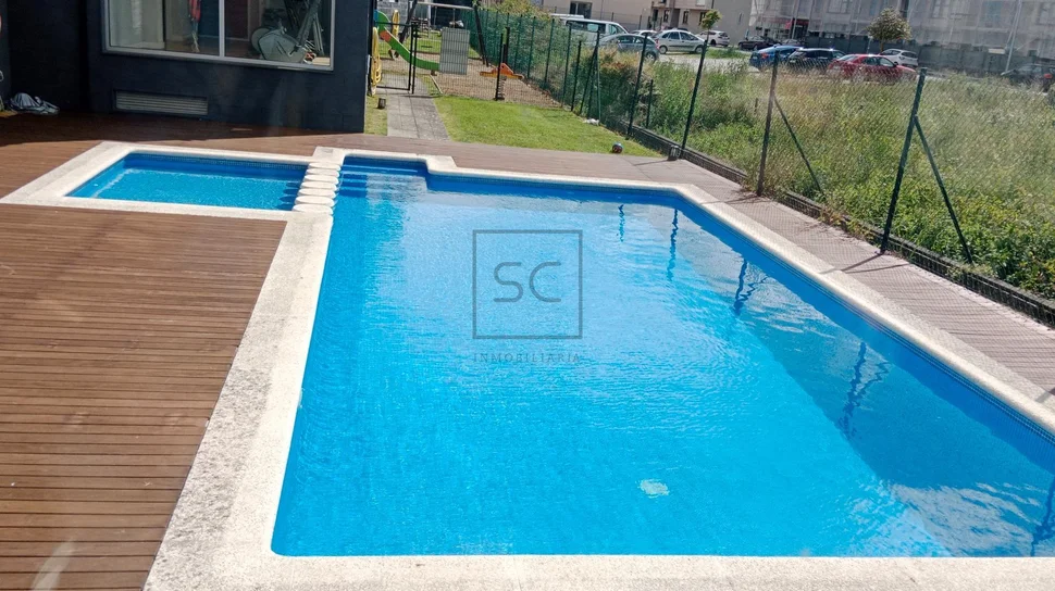 Piso con garaje y piscina comunitaria en ares