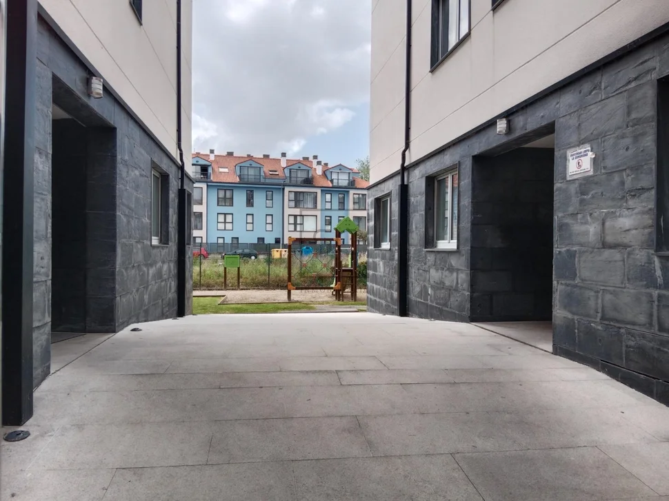 Piso con garaje y piscina comunitaria en ares