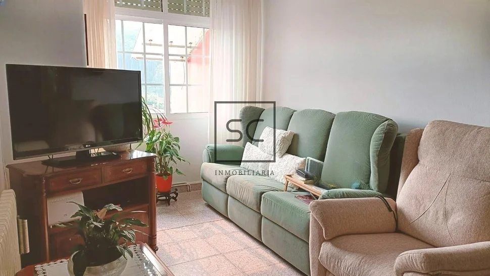 Casa adosada con tres plantas en a mourela, neda