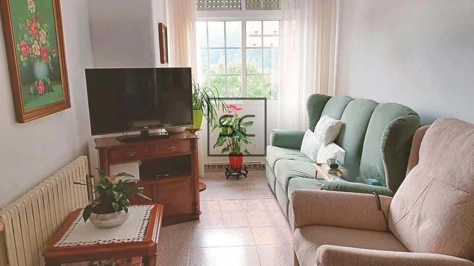 Casa adosada con tres plantas en a mourela, neda