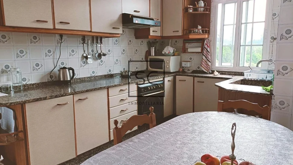 Casa adosada con tres plantas en a mourela, neda