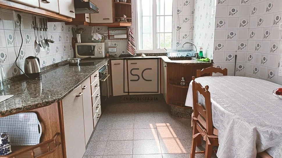 Casa adosada con tres plantas en a mourela, neda